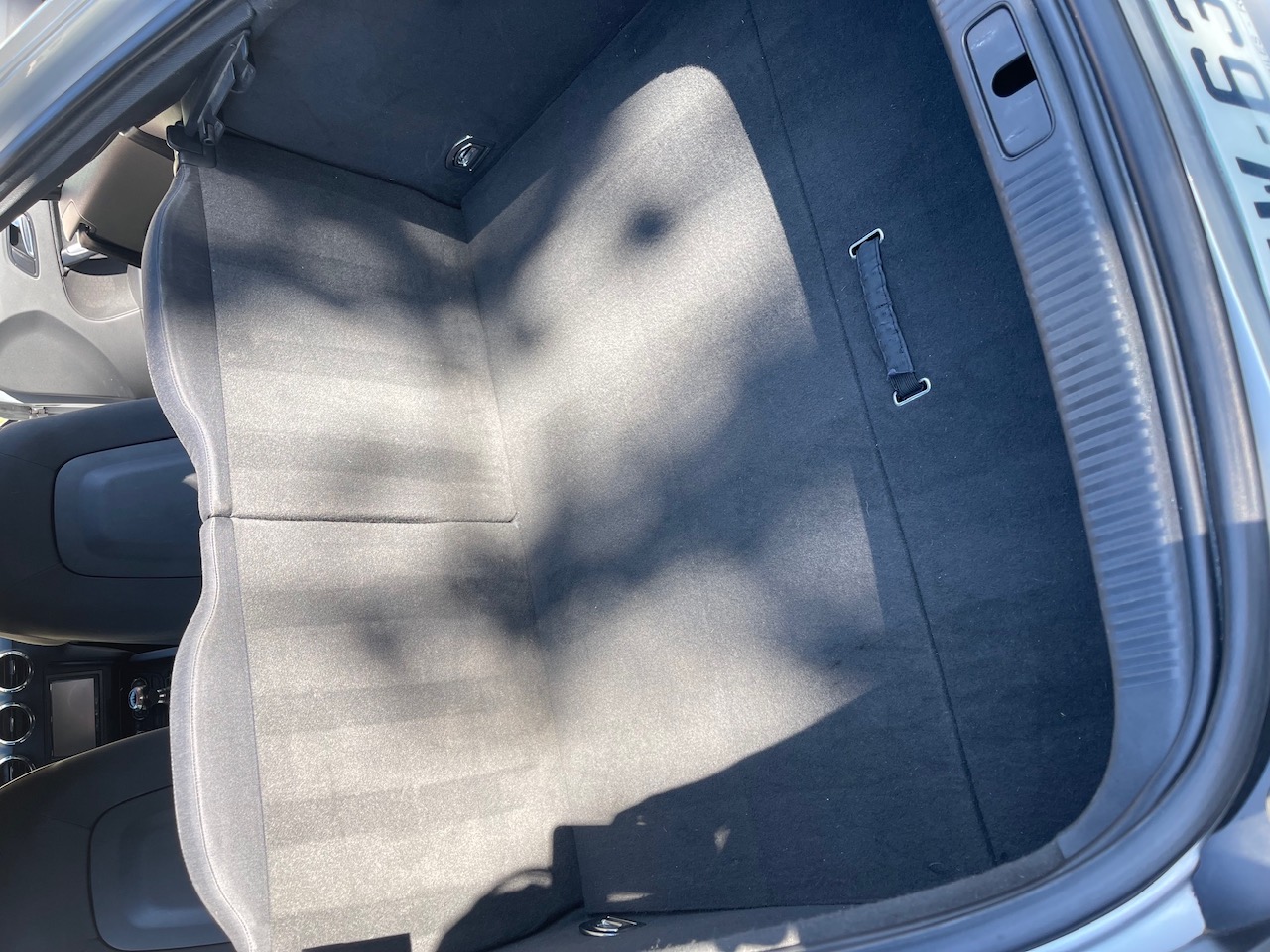 Le même coffre de voiture entièrement propre après nettoyage par WolfShine Luxury